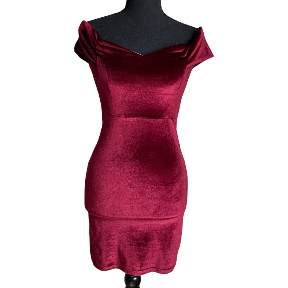 Renamed Women’s Burgundy Off Shoulder Dress Size Small